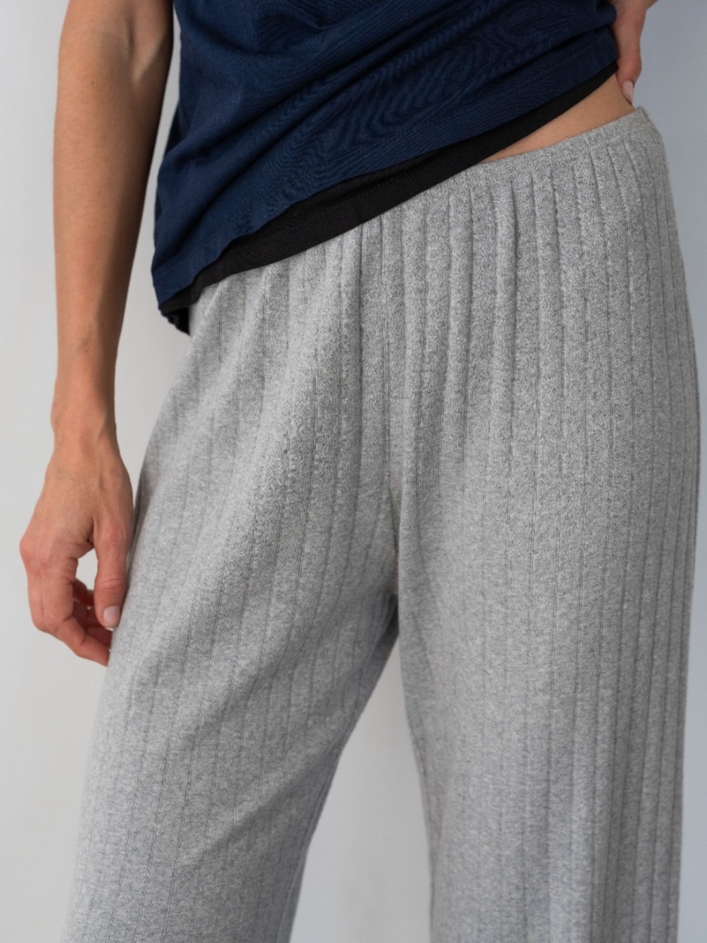 DONNI. The Pointelle Simple Crop Pant Size SHeather Grey / S